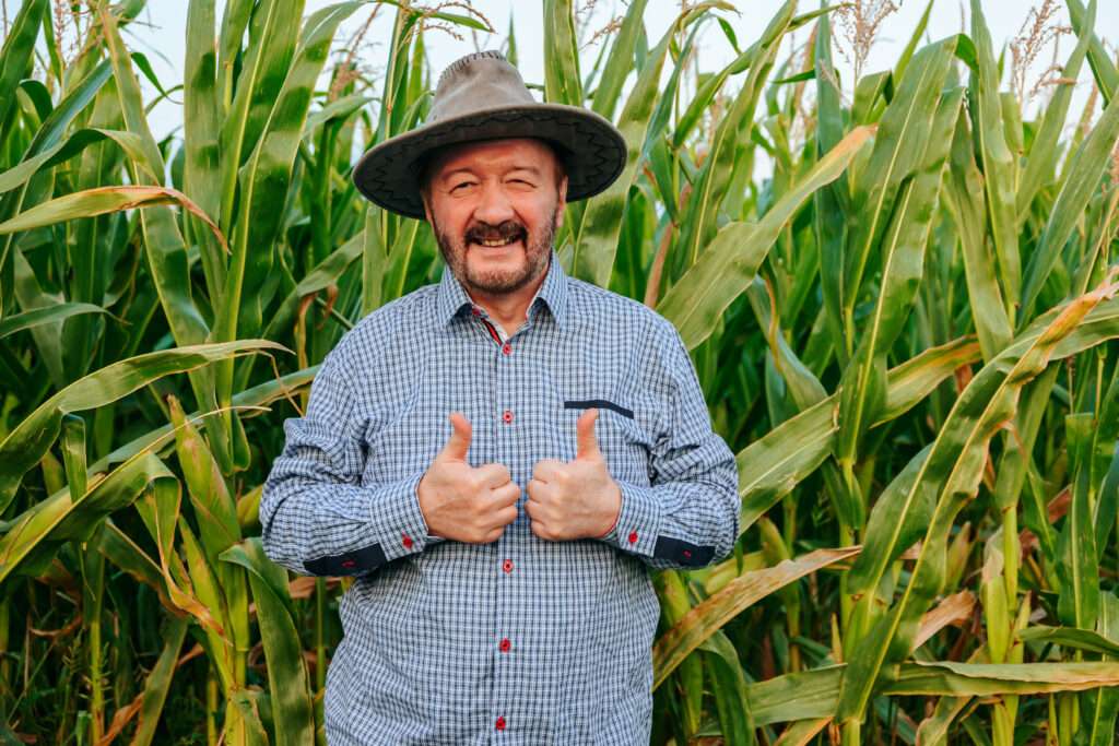 Smiling Senior Farmer Stands Showing Thumb Up In T 2022 08 24 20 46 29 Utc | Planeta Campo