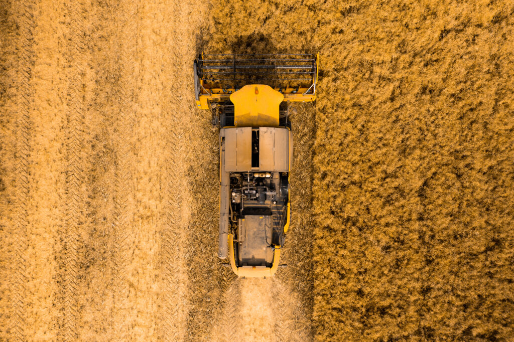 Top View Of A Combine Harvester Harvesting Wheat F 2021 12 15 23 41 05 Utc | Planeta Campo