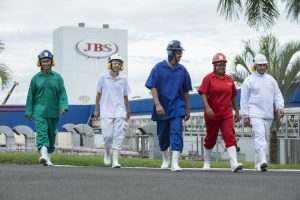 JBS já acolhe 6,8 mil imigrantes em sua força de trabalho