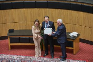 Gilberto Tomazoni recebe Comenda do Legislativo Catarinense por contribuição ao estado