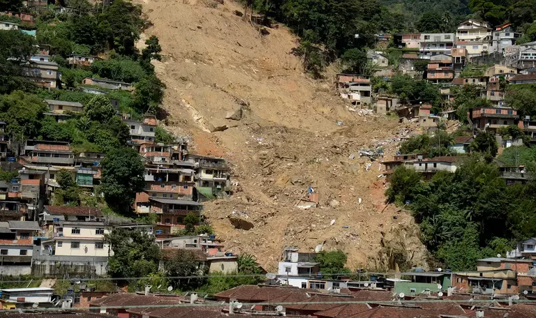 O que é racismo ambiental e de que forma ele impacta populações mais vulneráveis